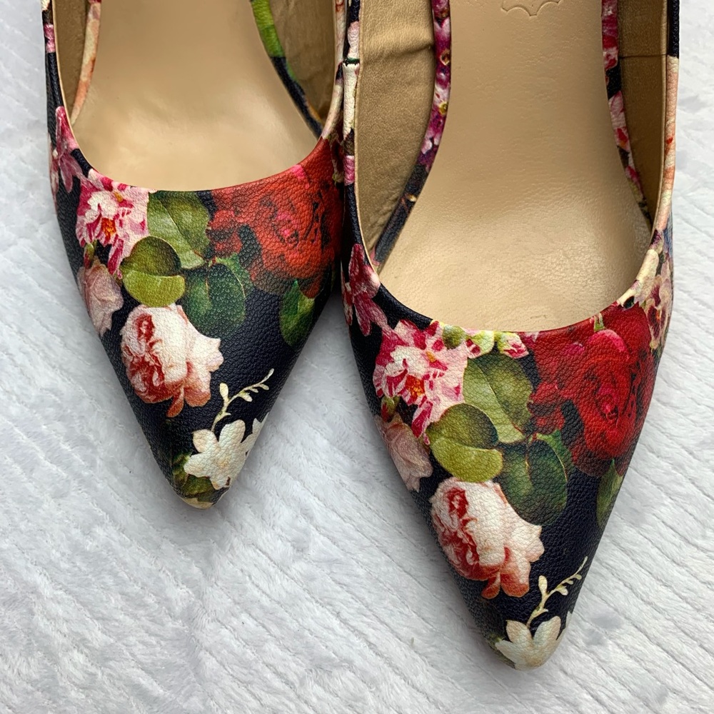 EXE FLORAL HEELED LEATHER PUMP IN SIZE 10